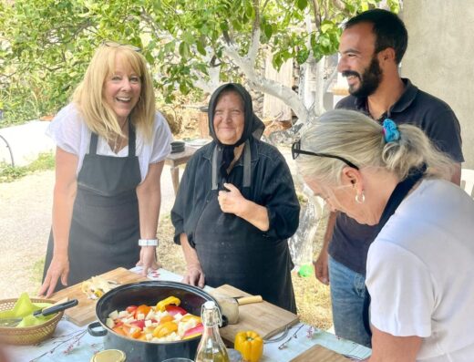 Επισκέπτες στο μάθημα μαγειρικής στη φάρμα Perivoli